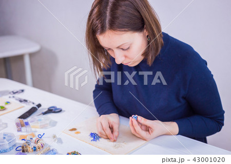 Designer making handmade eardrop 43001020