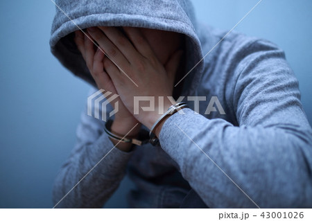 手錠 逮捕 (犯罪 違法 犯人 悪人 容疑者 事件 犯罪者 不審者 侵入 泥棒 顔なし 凶悪犯) 43001026