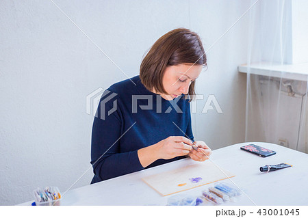 Designer making handmade brooch Designer making handmade brooch 43001045