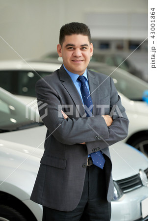 Confident salesman Confident salesman 43001864