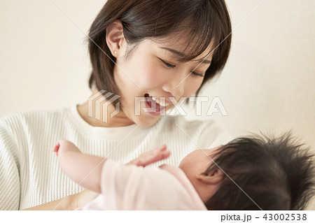 赤ちゃん　抱っこ　家族　親子　母子 43002538