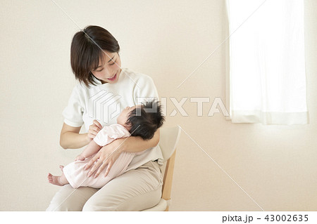 赤ちゃん 抱っこ 家族 親子 母子 赤ちゃん 抱っこ 家族 親子 母子 43002635
