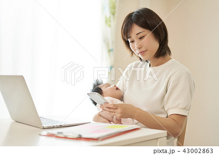 赤ちゃん 在宅勤務 家族 赤ちゃん 在宅勤務 家族 43002863