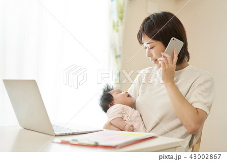 赤ちゃん　在宅勤務　家族 43002867