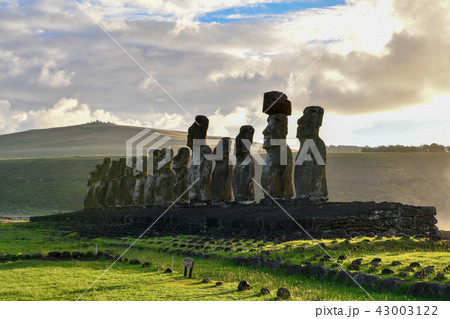 モアイ　イースター島　アフ・トンガリキ　朝日　夜明け ahu tongariki 43003122