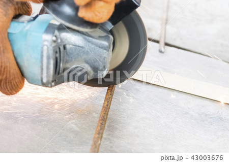 Cutting steel reinforcement closeup 43003676