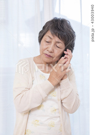 不審な電話に出るシニア女性　オレオレ詐欺 43003940