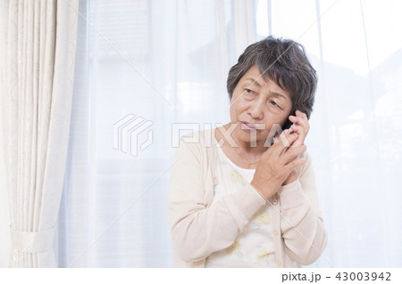 不審な電話に出るシニア女性　オレオレ詐欺 43003942
