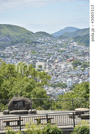 坂の町、長崎の住宅街 43005315