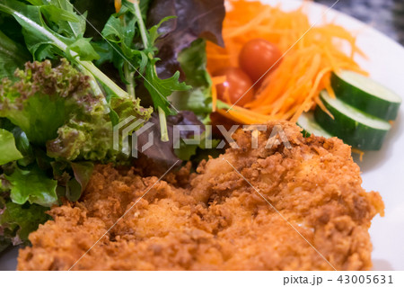 Fried chicken salad. 43005631
