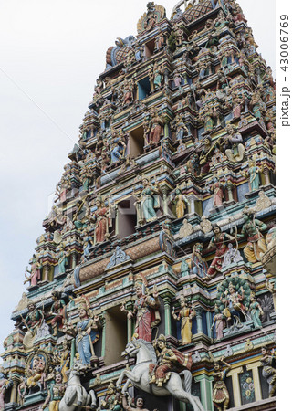 The roof of a Sri Mahamariamman hindu temple 43006769