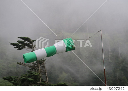 ロープウェイ山頂にある吹流し 43007242