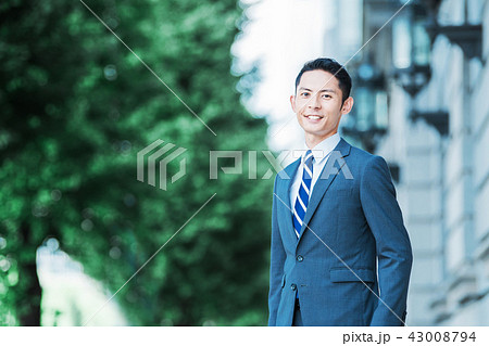 ビジネス 屋外 若い男性 ビジネス 屋外 若い男性 43008794