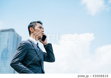 ビジネス　屋外　若い男性 43008819