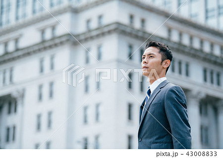 ビジネス　屋外　若い男性 43008833