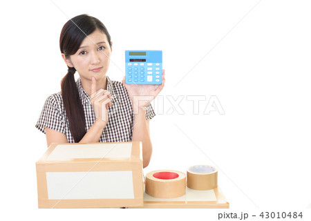 不安そうな表情の女性 不安そうな表情の女性 43010484