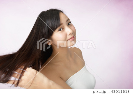 艶やかな髪の女性の写真素材