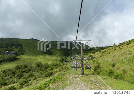 ゴンドラ　リフト　スキー場　スキー　雪解け　雪　噴煙　釜　湯気　青空　スッキリ　気分転換　有給　休み 43012746