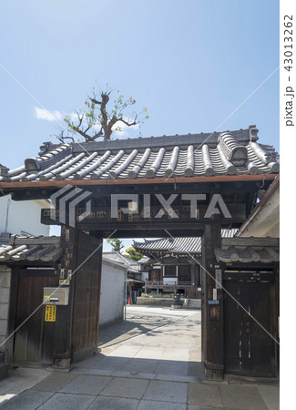 谷中にある観音寺の山門(東京都台東区) 谷中にある観音寺の山門(東京都台東区) 43013262