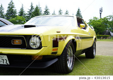 フォードマスタングマッハ1オリジナル黄色007ボンドカーマッスルカーポニーカー燃費悪化オイルショックの写真素材