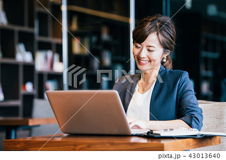 ビジネス　女性　若い 43013640