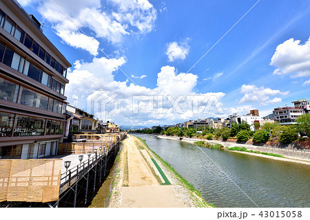 京都　四条大橋から鴨川床風景　京都夏風景　鴨川夏風景　京都の夏 43015058