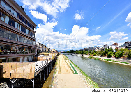 京都　四条大橋から鴨川床風景　京都夏風景　鴨川夏風景　京都の夏 43015059