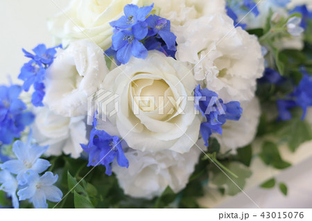 白と青のテーブル装花 43015076