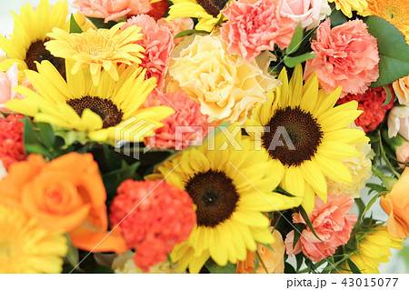 オレンジのテーブル装花 43015077