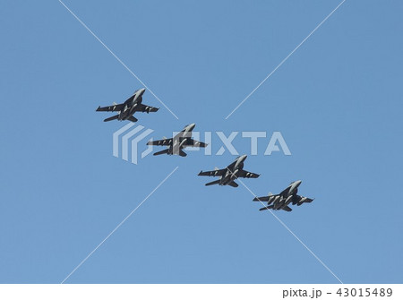 快晴の青空を編隊飛行する在日米海軍の空母艦載機F/A-18Fスーパーホーネット戦闘攻撃機 43015489