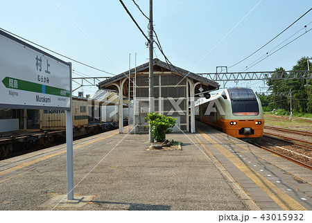 鉄道：JR東日本　羽越本線　村上駅を発車する特急いなほ1号 43015932