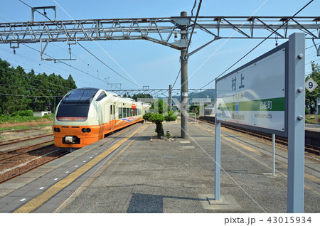 鉄道：JR東日本　羽越本線　村上駅を発車する特急いなほ1号 43015934