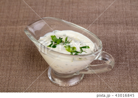 Cream sauce with parsley Cream sauce with parsley 43016845