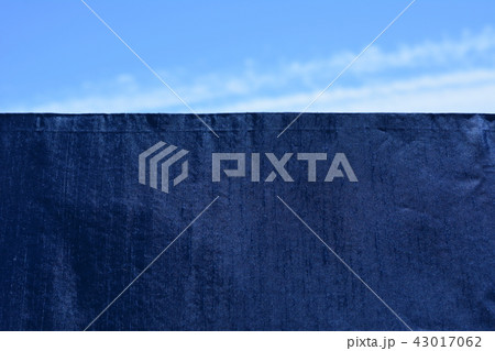 和風背景イメージ素材、美しい日本の布、織物、青空背景 43017062