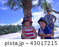 ビーチで遊ぶ姉弟 43017215