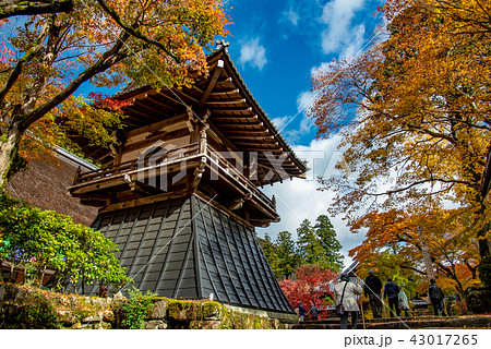 錦秋の永源寺　鐘楼　参拝客 43017265