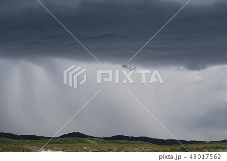 雨雲 暗雲 黒雲 気象 天気 自然 風景 空 自然 曇り くも の写真素材