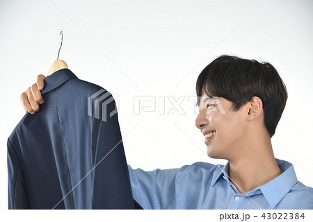 若い男 若い男性 表情 43022384