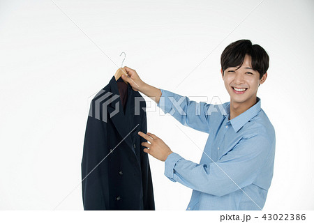 若い男 若い男性 笑顔 43022386
