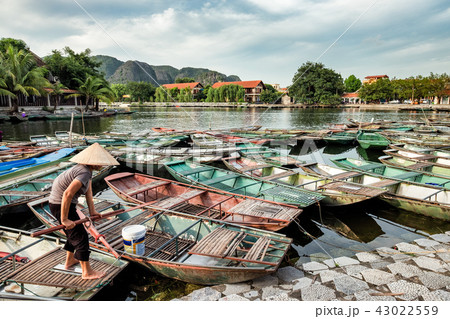 Vietnamese Paddler with Long-tail boats tradition Vietnamese Paddler with Long-tail boats tradition 43022559