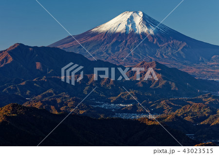 朝の百蔵山山頂から眺める富士山 朝の百蔵山山頂から眺める富士山 43023515