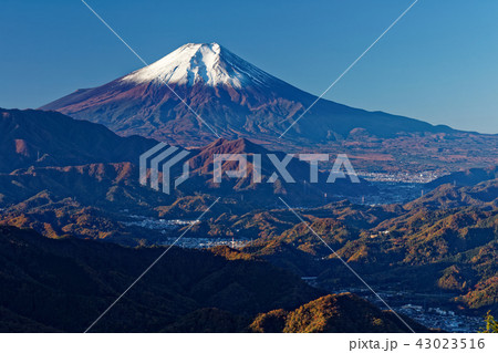 朝の百蔵山山頂から眺める富士山 朝の百蔵山山頂から眺める富士山 43023516