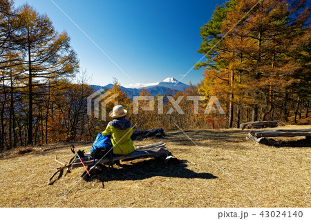 扇山山頂で富士山を眺めるハイカー 扇山山頂で富士山を眺めるハイカー 43024140