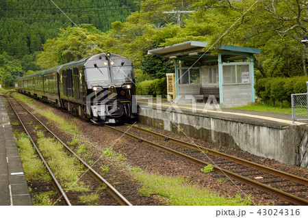 久大本線 夏の南由布駅とななつ星in九州 久大本線 夏の南由布駅とななつ星in九州 43024316