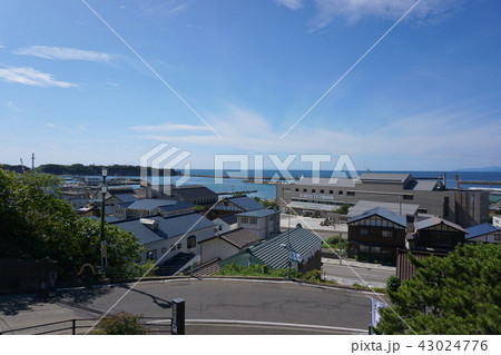 江差～旧郡役所から見た鷗島と町役場 43024776