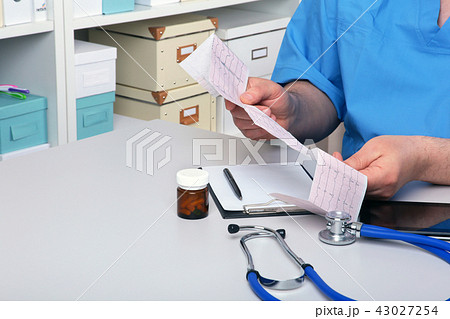 Close-up of doctor's hands writing prescription 43027254