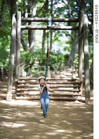 公園で遊ぶ女の子 公園で遊ぶ女の子 43028648