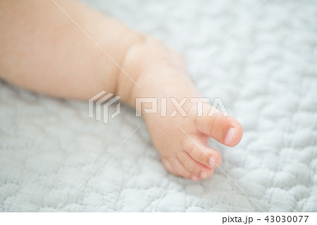 赤ちゃんの足の爪の写真素材