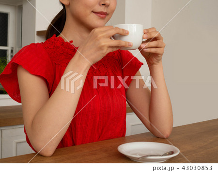 飲み物を飲む若い女性の写真素材