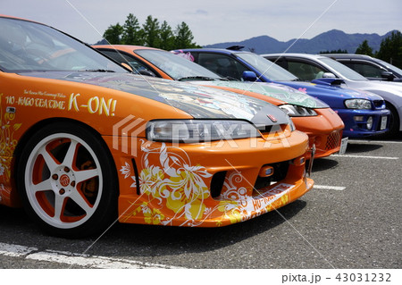 痛車カーラッピング車萌車キャラクター若者イベント派手華やか秋葉系デザイン装飾おたく文化ファン活動広告の写真素材